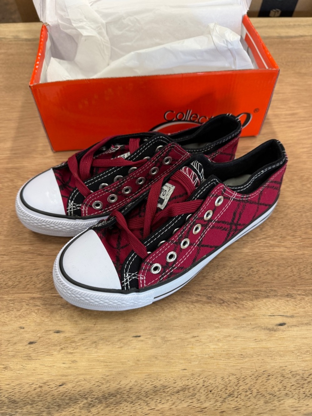 Red‎ Plaid Low-Top Canvas Sneakers Size 6 (Big Girl)